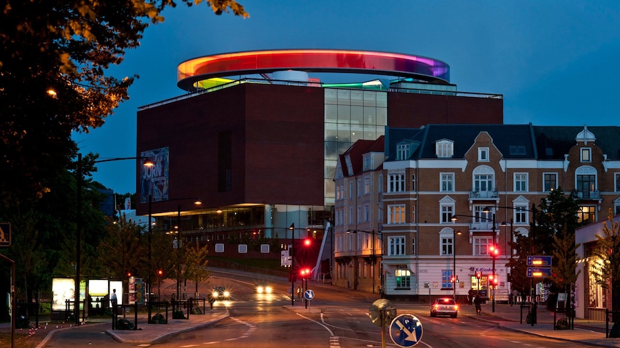 Aarhus mostrando uma cidade, cenas noturnas e arte ao ar livre