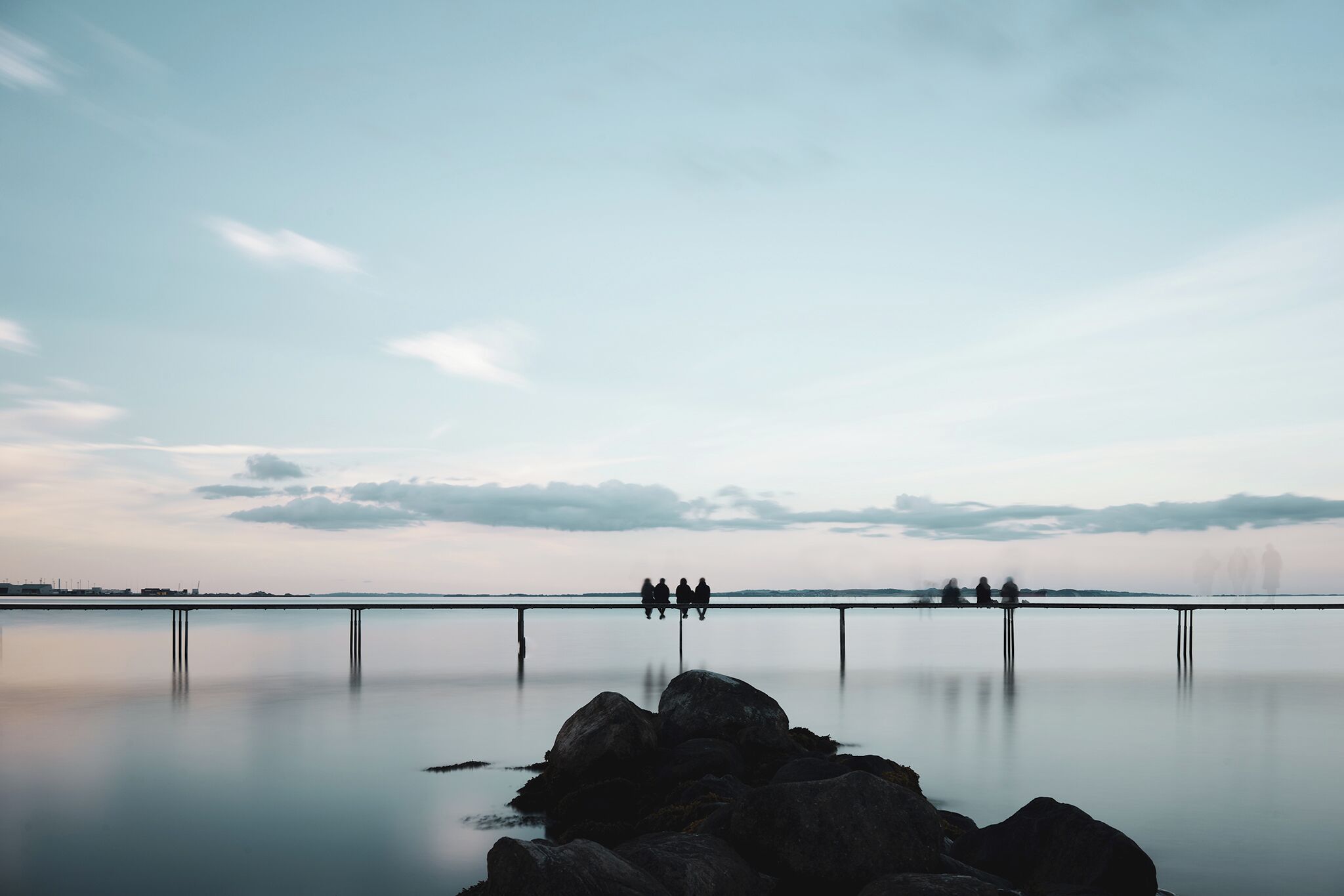 We came here for the long exposure of the sunset, people coming and going, don't expect to have nobody on the bridge, they can stay as late as the last ray of light is gone!