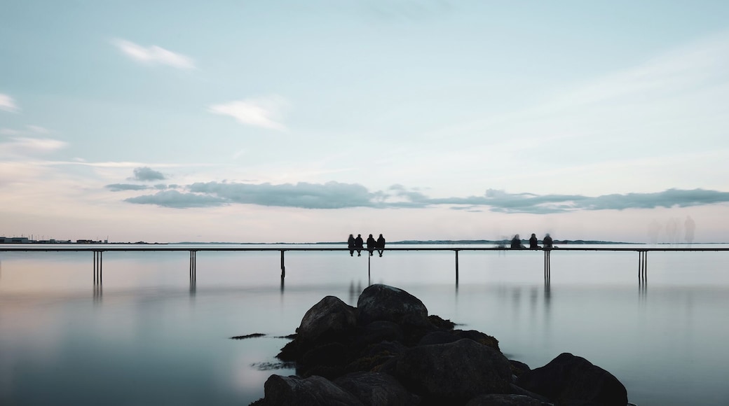We came here for the long exposure of the sunset, people coming and going, don't expect to have nobody on the bridge, they can stay as late as the last ray of light is gone!