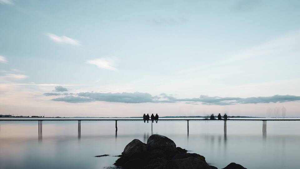 We came here for the long exposure of the sunset, people coming and going, don't expect to have nobody on the bridge, they can stay as late as the last ray of light is gone!