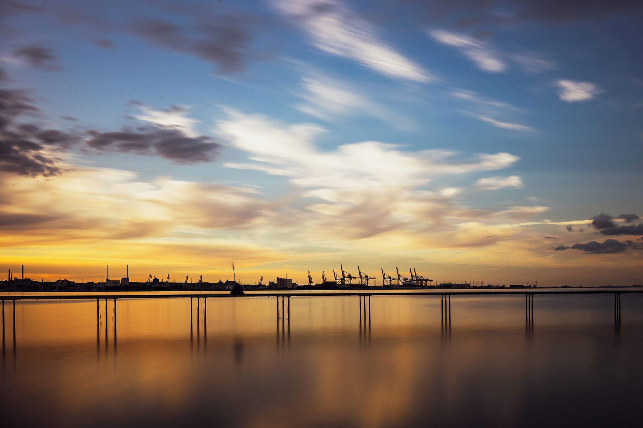 I just needed to be a bit more patient until the light of the sunset reached the ideal intensity...here is another shot of the 'Infinity bridge' in Aarhus.