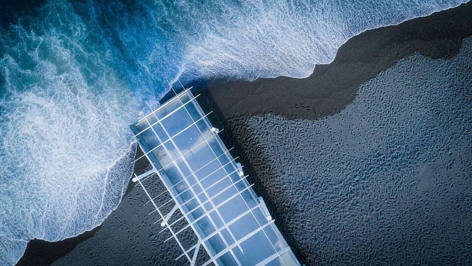 Een groot veld zonnepanelen op het strand.