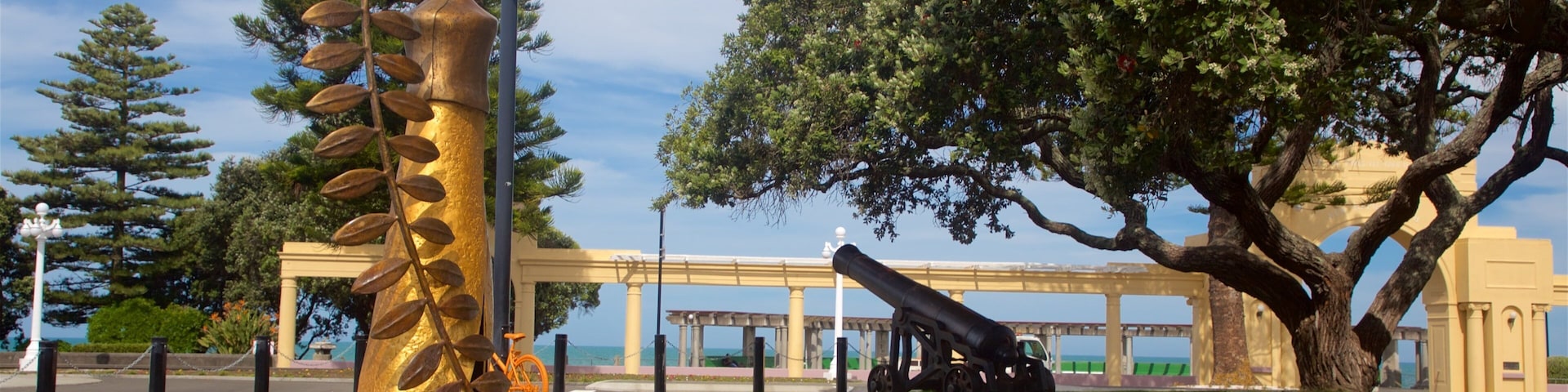 Napier showing outdoor art, heritage elements and a garden