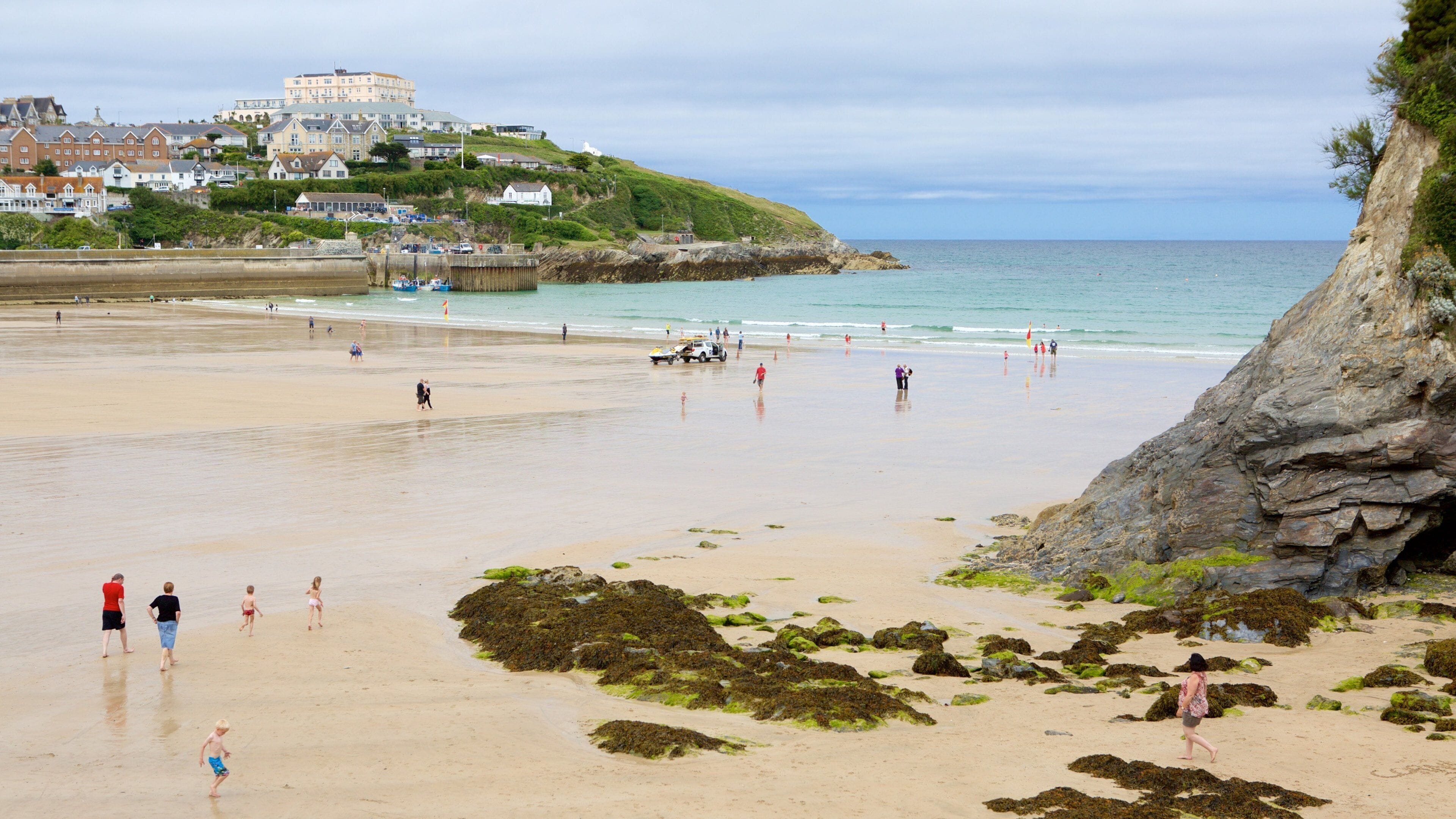 Newquay featuring rannikkokaupunki ja ranta sekä suuri ryhmä ihmisiä