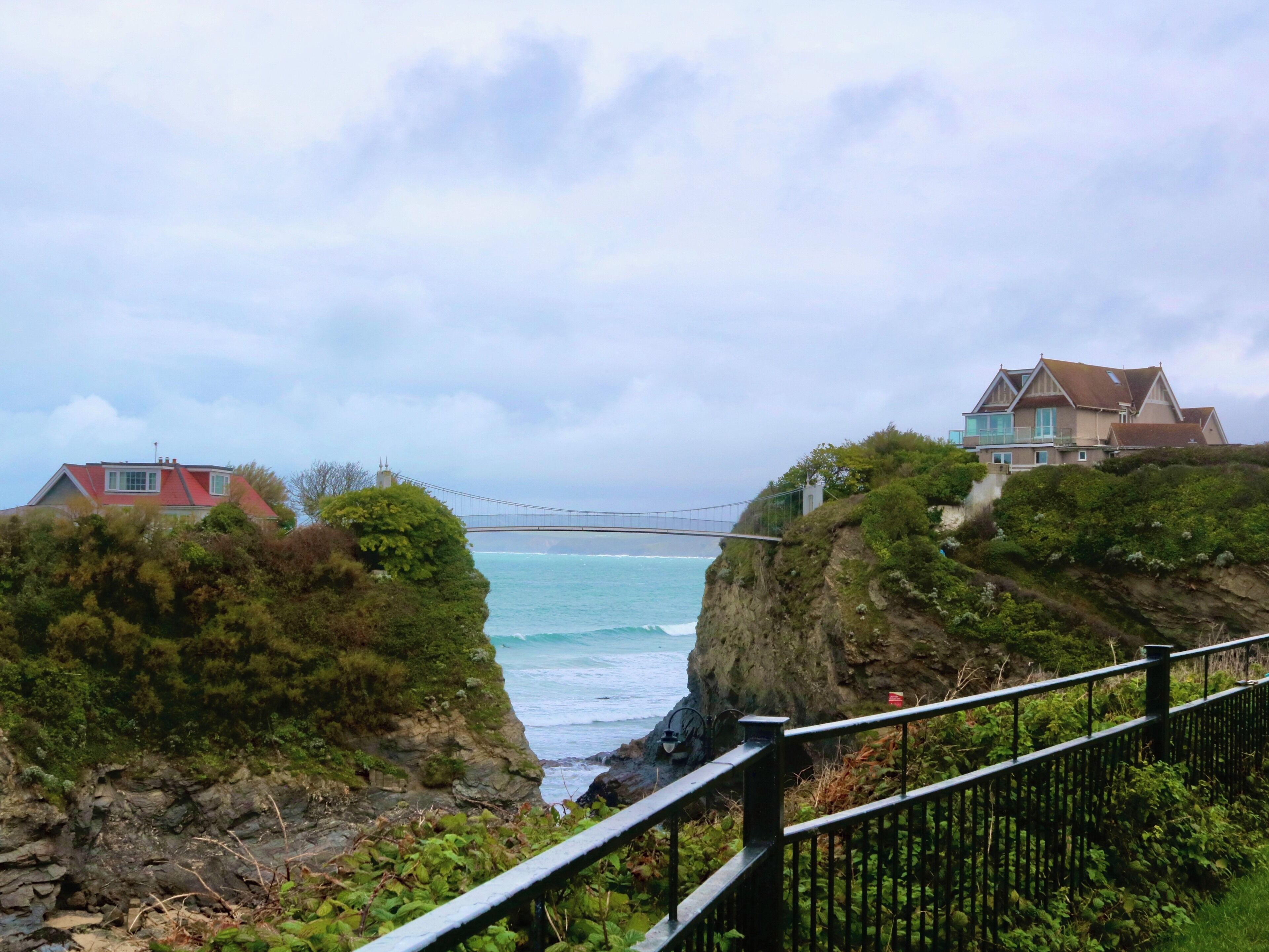 Just a few meters off the British coast near Newquay in Cornwell, lies the tiny Towan island. Perched at the top of this 80 feet high rocky island is a charming cottage that is accessible via a 100 feet long suspension bridge, the only privately owned suspension bridge in Great Britain. Originally a Victorian tea room, the building was converted into a three-bedroom Edwardian house in the 1930s. Since then it has been home to various lords and aristocratic couples including the son of physicist Sir Oliver Joseph Lodge, inventor of the spark plug. When the last owner Lord Viscount Long sold the property in 2012, it was converted into a holiday home that is being offered for rent. The property is since called "The House in The Sea".