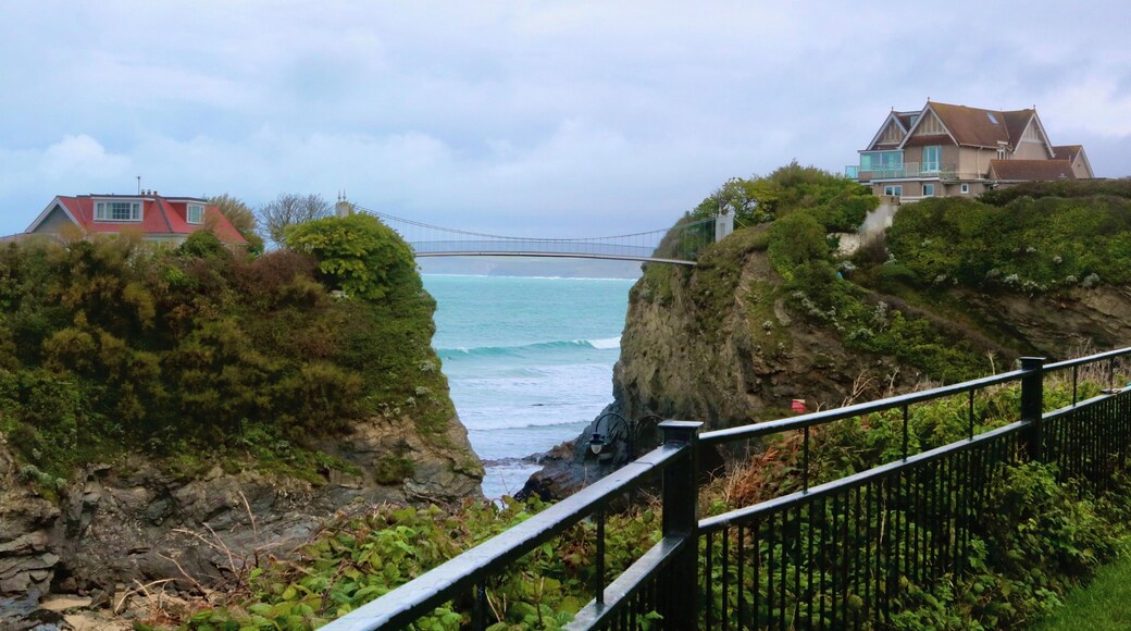 Just a few meters off the British coast near Newquay in Cornwell, lies the tiny Towan island. Perched at the top of this 80 feet high rocky island is a charming cottage that is accessible via a 100 feet long suspension bridge, the only privately owned suspension bridge in Great Britain. Originally a Victorian tea room, the building was converted into a three-bedroom Edwardian house in the 1930s. Since then it has been home to various lords and aristocratic couples including the son of physicist Sir Oliver Joseph Lodge, inventor of the spark plug. When the last owner Lord Viscount Long sold the property in 2012, it was converted into a holiday home that is being offered for rent. The property is since called "The House in The Sea".