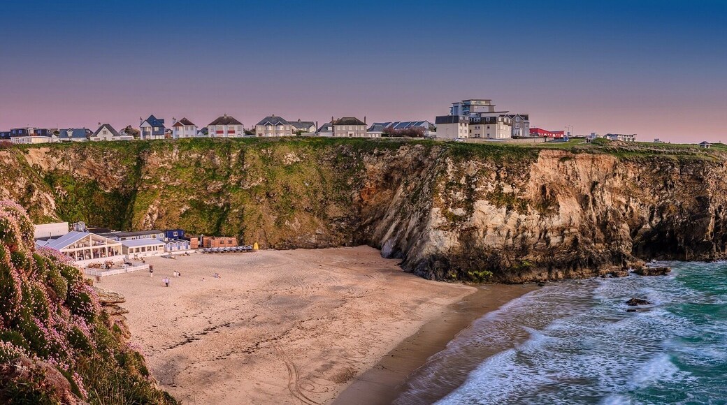 Superb spot for watching a Cornish sunset. There is a little Thai street vendor opposite the access road to Lusty Glaze. Amazing food!