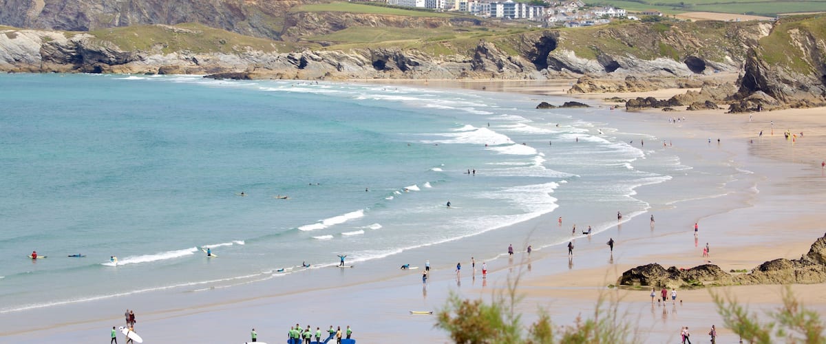 Newquay inclusief een strand en landschappen en ook een grote groep mensen