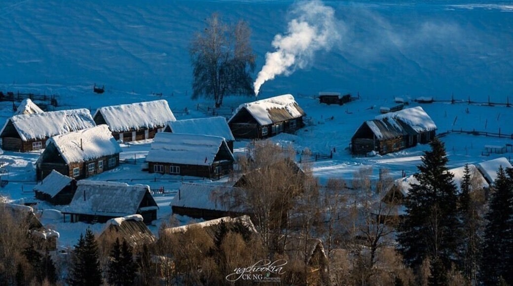 Paradise Of Photographer II Hemu Village 禾木村
有地皆美景,無處不風光
Hemu village is a paradise for photographers. Enjoy the sunrise at hemu. Wake up early in the morning around 8am and wait until 9.30am, you can see the change of the whole hemu village. the snow vaporize to fog by the heat of sunshine, covering the whole Hemu village. this is extremely amazing sceen that you only see at Hemu...