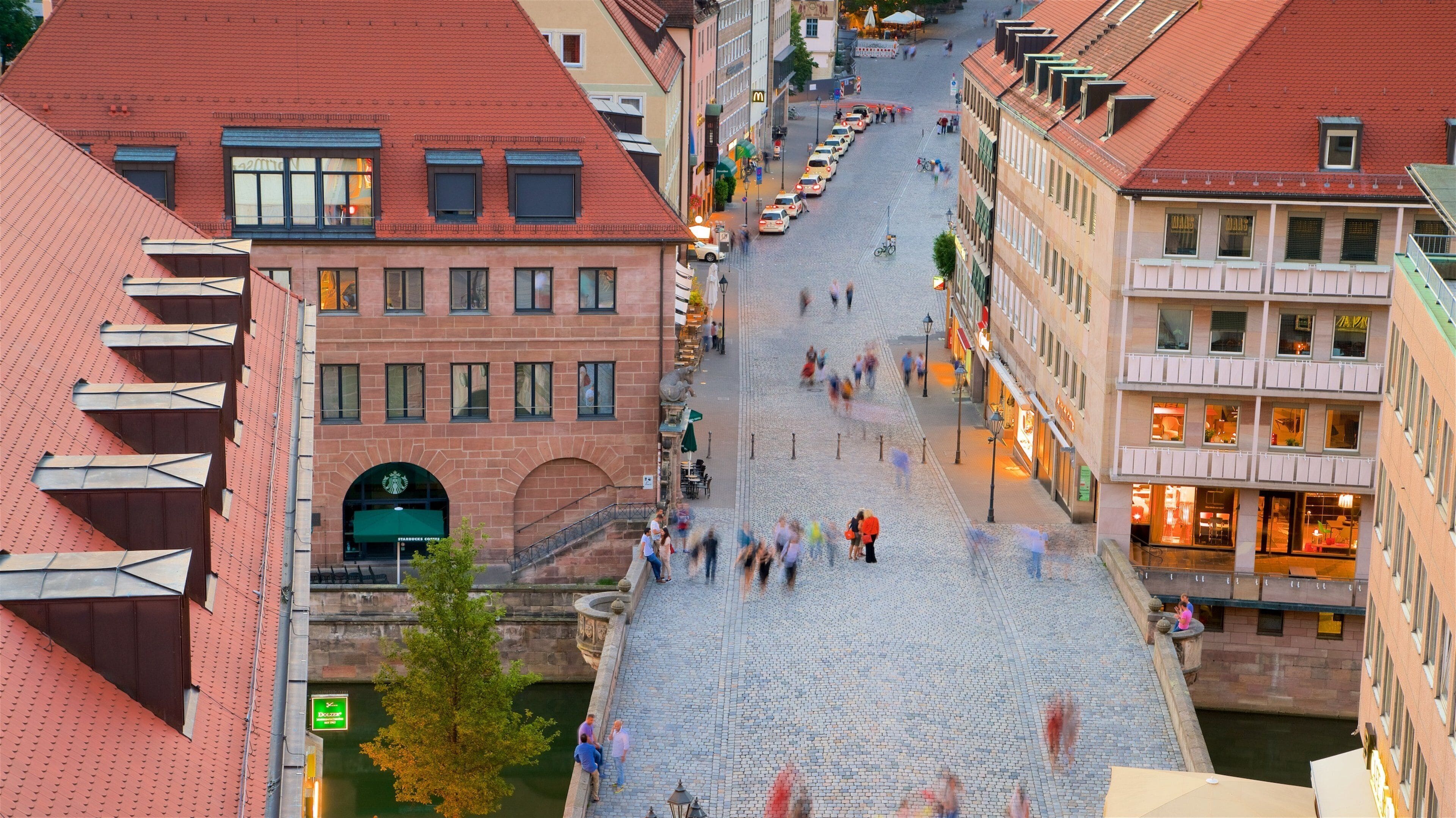 Núremberg mostrando un puente y elementos patrimoniales