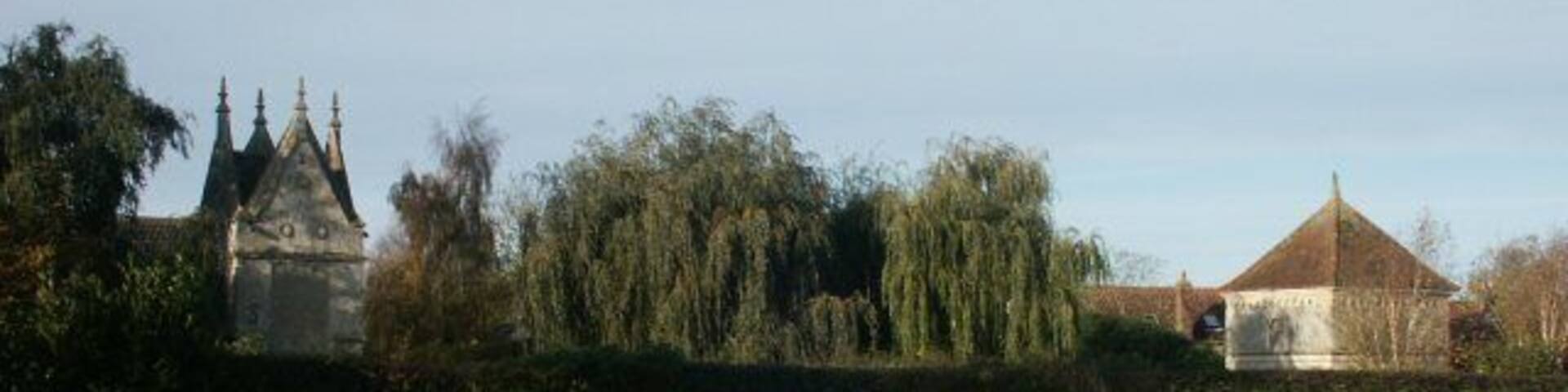 Gabled buildings, Bawburgh. On the edge of the village; no entry on the map to suggest what these lovely buildings might be, but the Plunkett's site notes a Slipper Chapel and Hermit's House along with the now-demolished Hall - http://www.the-plunketts.freeserve.co.uk/norfolk.htm