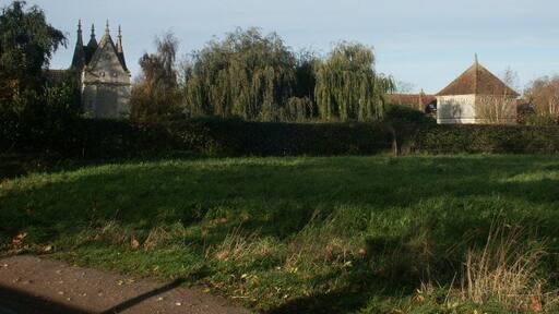 Gabled buildings, Bawburgh. On the edge of the village; no entry on the map to suggest what these lovely buildings might be, but the Plunkett's site notes a Slipper Chapel and Hermit's House along with the now-demolished Hall - http://www.the-plunketts.freeserve.co.uk/norfolk.htm