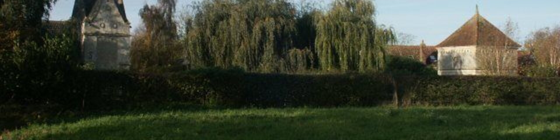 Gabled buildings, Bawburgh. On the edge of the village; no entry on the map to suggest what these lovely buildings might be, but the Plunkett's site notes a Slipper Chapel and Hermit's House along with the now-demolished Hall - http://www.the-plunketts.freeserve.co.uk/norfolk.htm