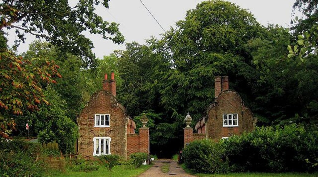 Heydon Hall Lodges (west entrance). This fine hall had at least three such gated entrances: this one, the one in the village in TG1127 and one on the Norwich - Holt road 528382