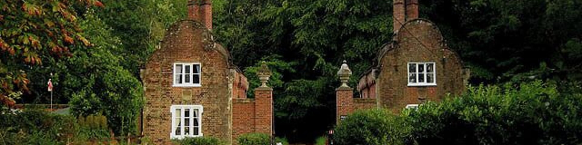 Heydon Hall Lodges (west entrance). This fine hall had at least three such gated entrances: this one, the one in the village in TG1127 and one on the Norwich - Holt road 528382