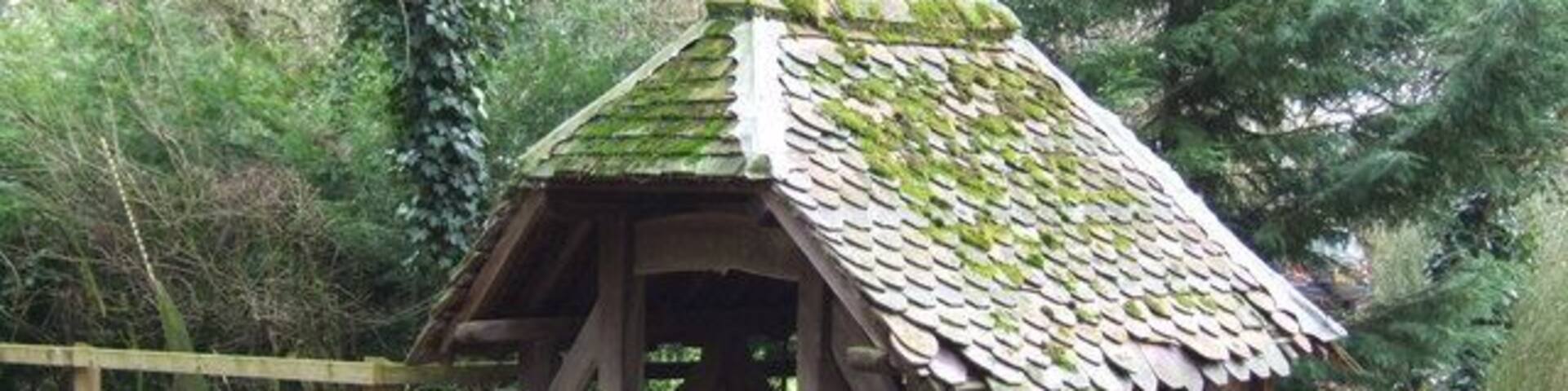 Well On the roadside close to Tacolneston Hall