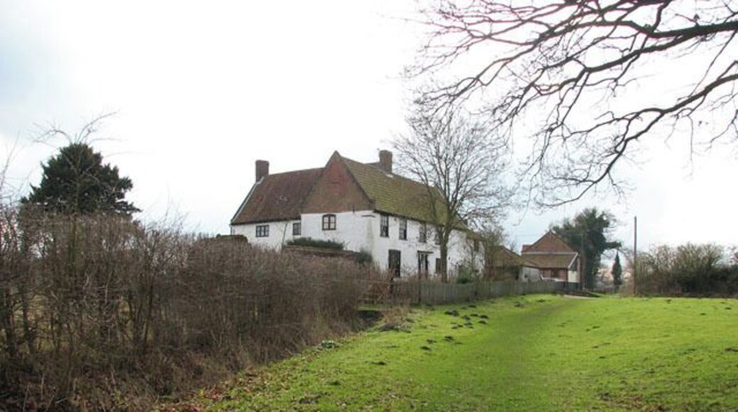 Mill Farm Mill Farmhouse and a converted barn at the end of Mill Lane - Mill Farmhouse is a mid-C18 building with two storeys in four bays, with a wing to the rear which dates from the late 17th century. This view was taken from the public footpath which starts here.