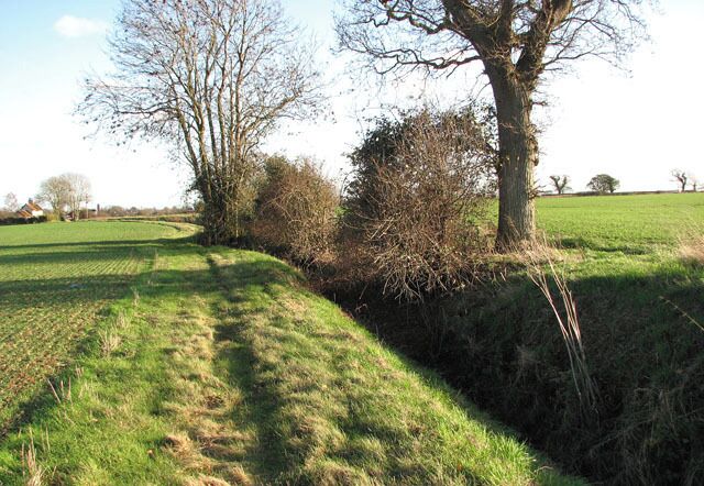 Path to the A140 (Norwich Road) This public footpath turns off School Road in Tivetshall St Margaret, leading to the A140 road and from there north-eastwards to Pulham Market.