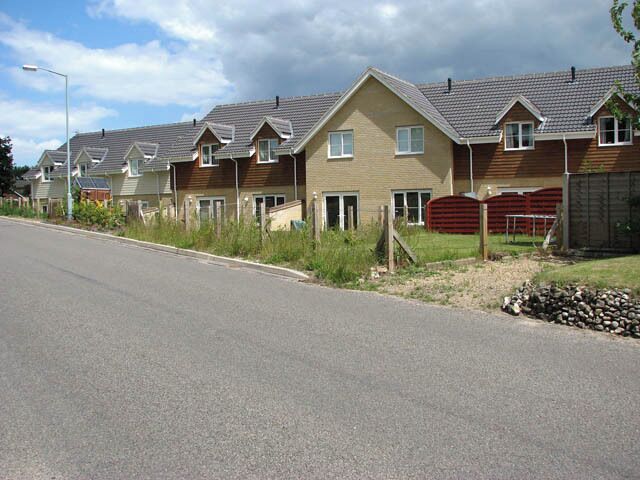Modern houses on Hillside The entrance to these houses is on Hillside, their gardens back onto Hardley Road. *These houses replaced a small bungalow that was derelict with a large garden (*Information kindly provided by Ashley Dace -- https://www.geograph.org.uk/profile/29497).