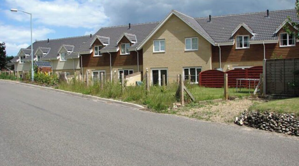 Modern houses on Hillside The entrance to these houses is on Hillside, their gardens back onto Hardley Road. *These houses replaced a small bungalow that was derelict with a large garden (*Information kindly provided by Ashley Dace -- https://www.geograph.org.uk/profile/29497).