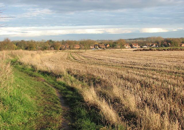 This way to The Street. Separating two fields, this narrow path links New Road > 1605765 with The Street > 1605853 further to the north-east.
