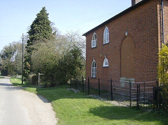 Lane to Hales House Hales House is a few hundred yards further north. The lane and some of this building are just in this grid square. The building has the feel of a former chapel, although it may be a little large. It was in fact the old school and schoolmasters house.