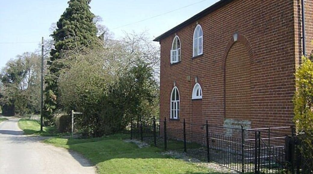 Lane to Hales House Hales House is a few hundred yards further north. The lane and some of this building are just in this grid square. The building has the feel of a former chapel, although it may be a little large. It was in fact the old school and schoolmasters house.
