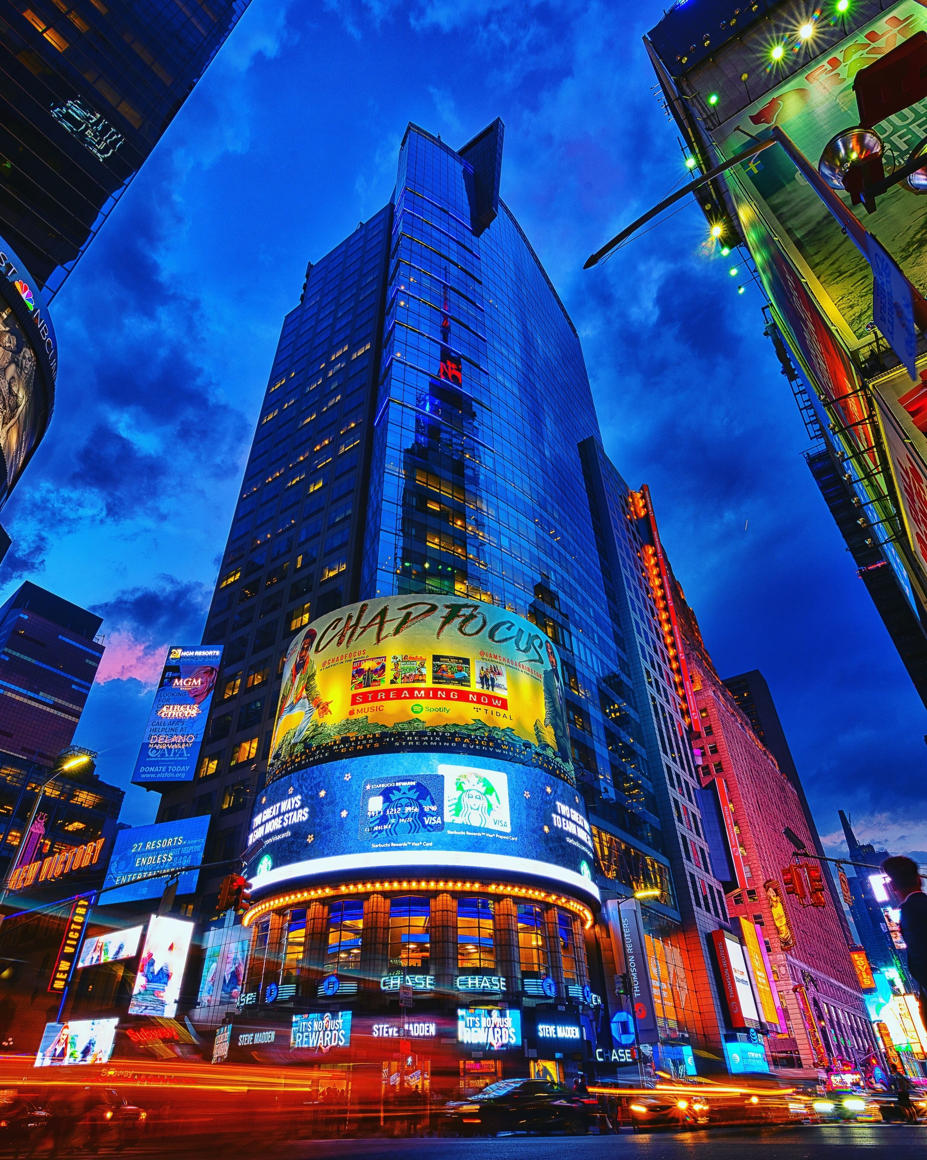 If you ever find yourself in a rut, our low on energy... spend a few minutes in any street corner in NYC, and you feel recharged, inspired and energized! 