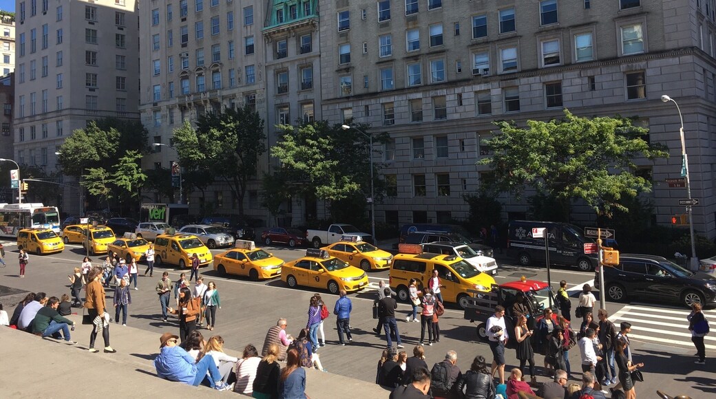 So many taxis lined up outside the Met #yellowtaxis