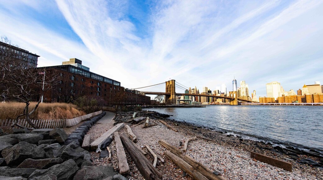 To be sitting here with that splendid view , on a very quiet and peaceful morning... made me to choose it like one of the most recommended places in New York