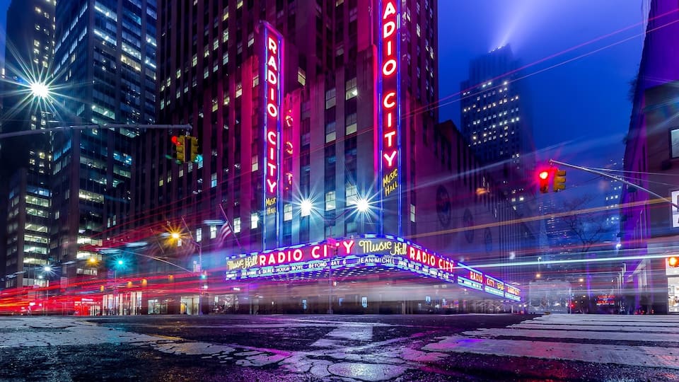Radio City Music Hall at night
#BvsCities
.
.
.
JUST FOLLOW THE PIN TO GET THERE 📌
⬇️⬇️ Make my day and follow me also at: ⬇️⬇️
https://www.instagram.com/denniskuh1896/
https://www.facebook.com/dennisdondersphotography/
https://500px.com/dennisdonders
www.flickr.com/photos/denniskuh1896