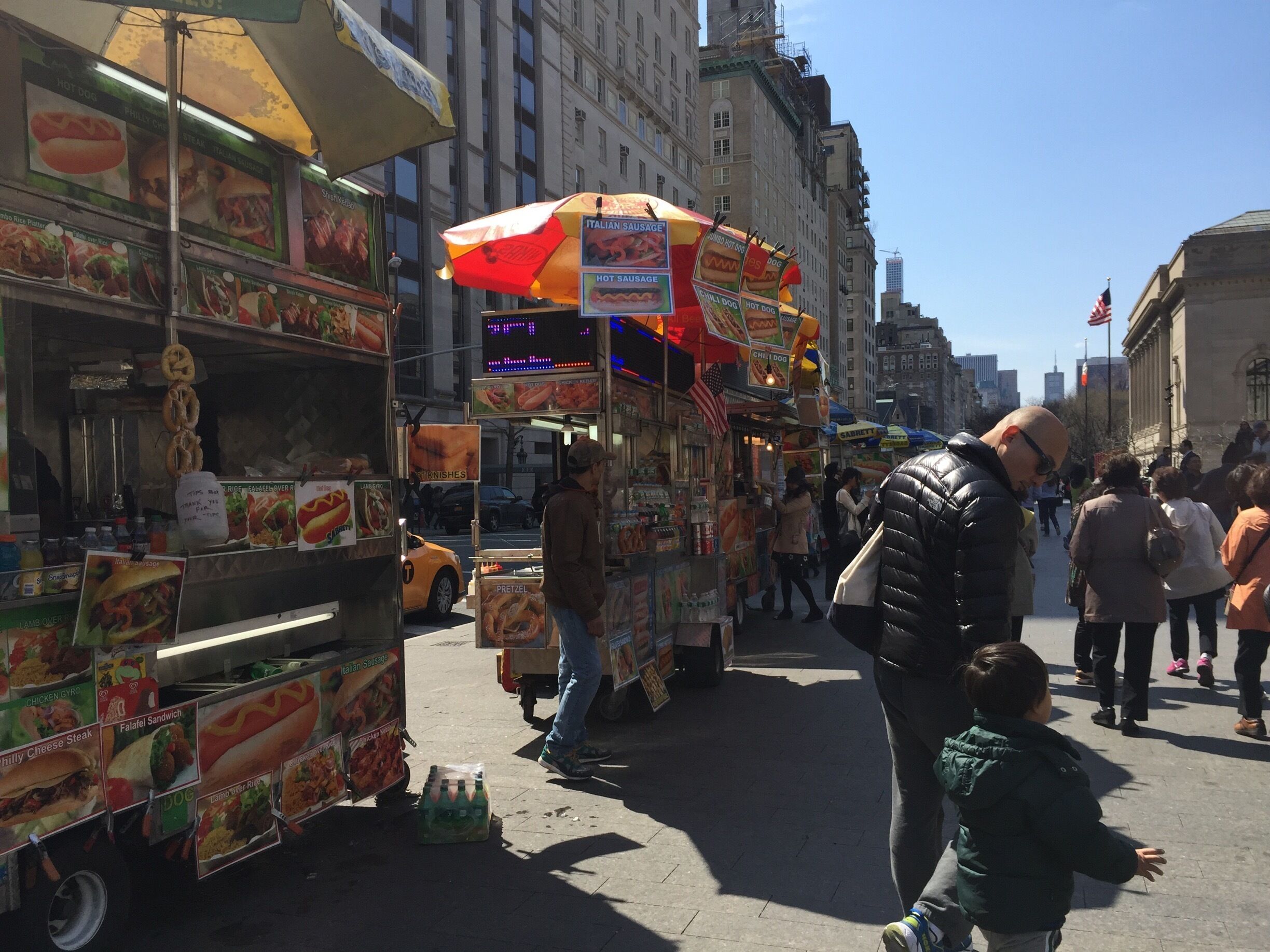 Vendors galore outside of the Met. Many options to choose from and delicious! Cheaper than the Met café too! #newyork 