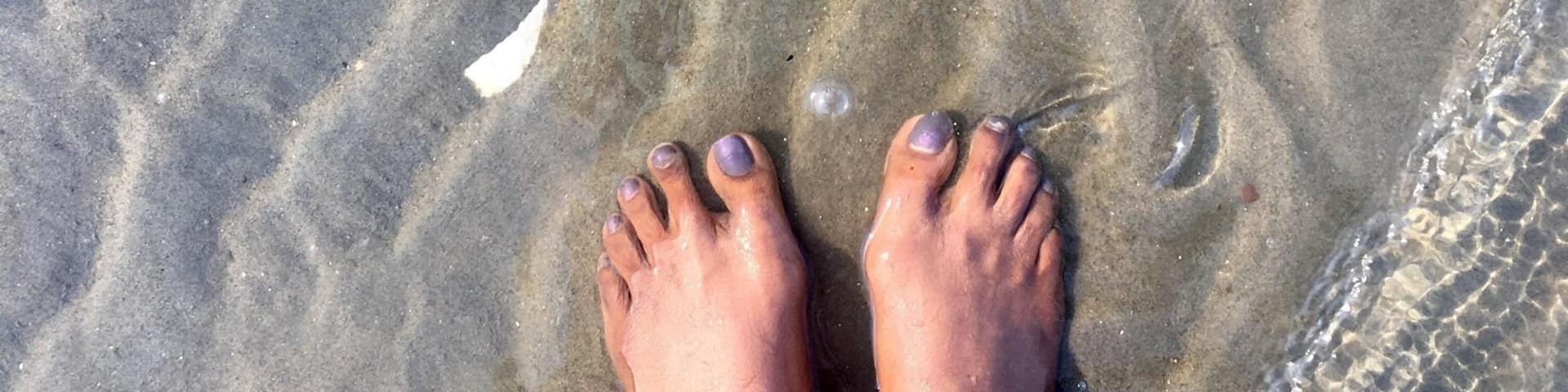 Orchard beach in the Bronx is a quiet beach with small waves suitable for little kids. This beach is inside the bay so no big waves here! There is an entry fee of $7 but the beach is a little trashed and not kept too clean. Beautiful play area abd facilities available