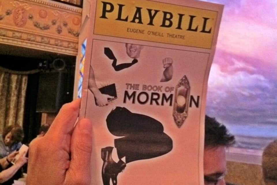 Une personne tenant un programme de la pièce « The Book of Mormon » au théâtre Eugene O'Neill.