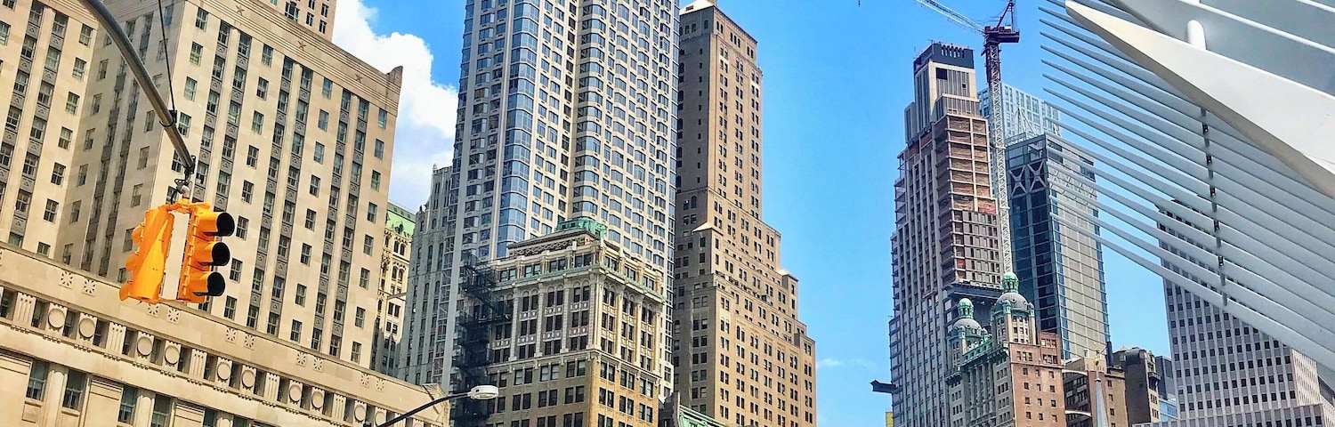 Standing at the 911 Memorial, this is the captivating view. The white wing is the Oculus. It’s been 27 years since my first visit and I’m still fascinated by NYC skyscrapers 🏙 symmetry and designs. Looking way up makes me feel like a kid again. Mixed with the vibrant streetart it’s an outside museum. 