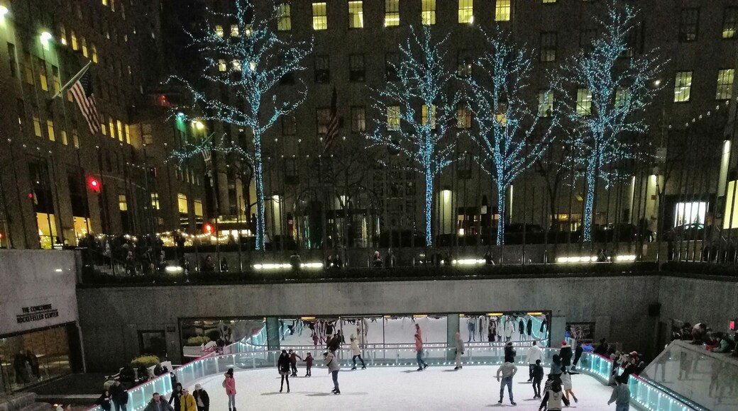 Actually was surprised at how small the rink was but it nevertheless made me feel festive and reminded me of my favourite Christmas film Elf!