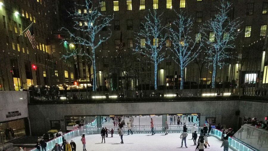 Actually was surprised at how small the rink was but it nevertheless made me feel festive and reminded me of my favourite Christmas film Elf!