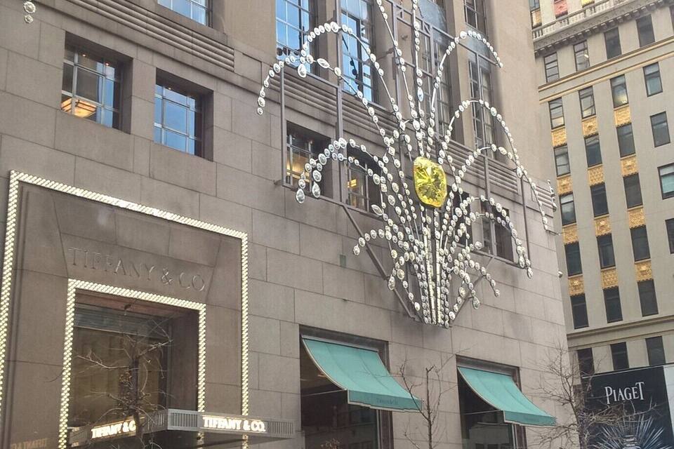 Ein Gebäude mit Tiffany & Co. und einer großen, dekorativen Baumskulptur.