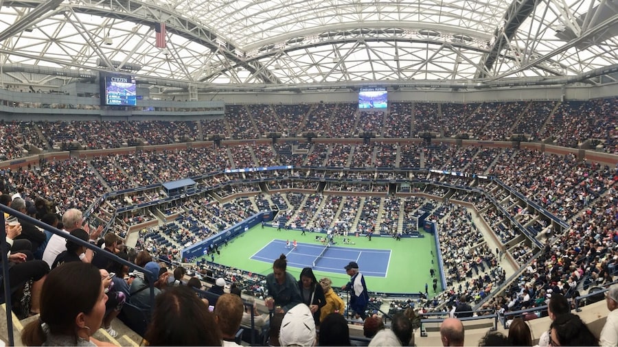 Amazing stadium in Us open arena. The roof is unbelievably bright, and the stadium is so big for a tennis court! Nice experience..