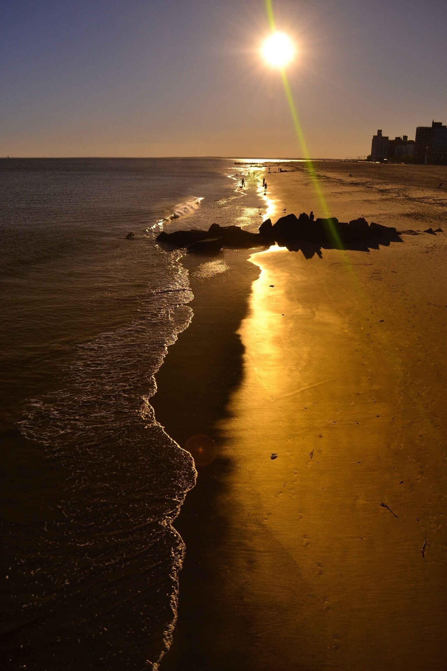 Never would have imagined #coneyislandbeach is this beautiful at #sunset. #brooklyn #thecitythatneversleep #waterlust #colorful #manfrotto tripod #NikonD3100 #goldenhour