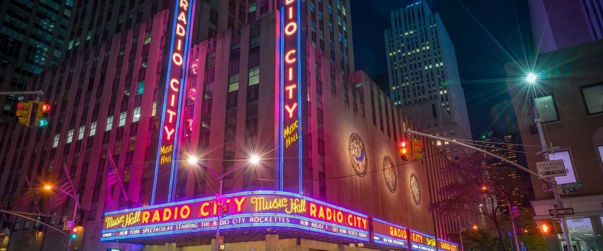 Exploring the night in NYC #nyc #newyork #usa #radiocitymusichall #longexposure #sonya7ii #Red #TroveOnTuesday #BvSBlue