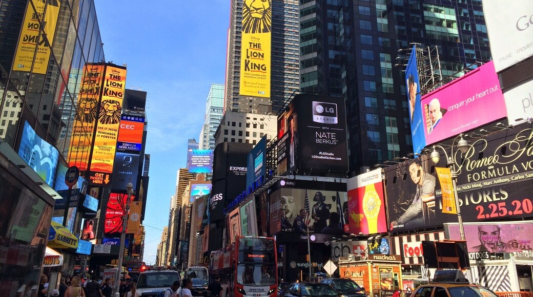 Times Square is buzzing and vibrant no matter what time of day or night.
#colorful #BestOf5 #EndlessSummer. #urbanjungle