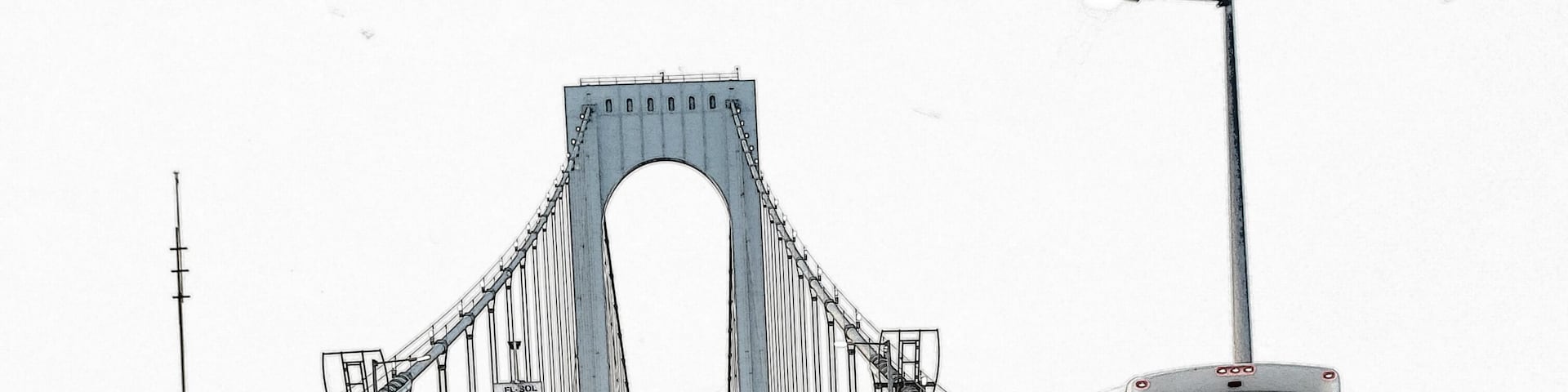 Eine Brücke mit einem großen Bogen und mehreren Fahrspuren.