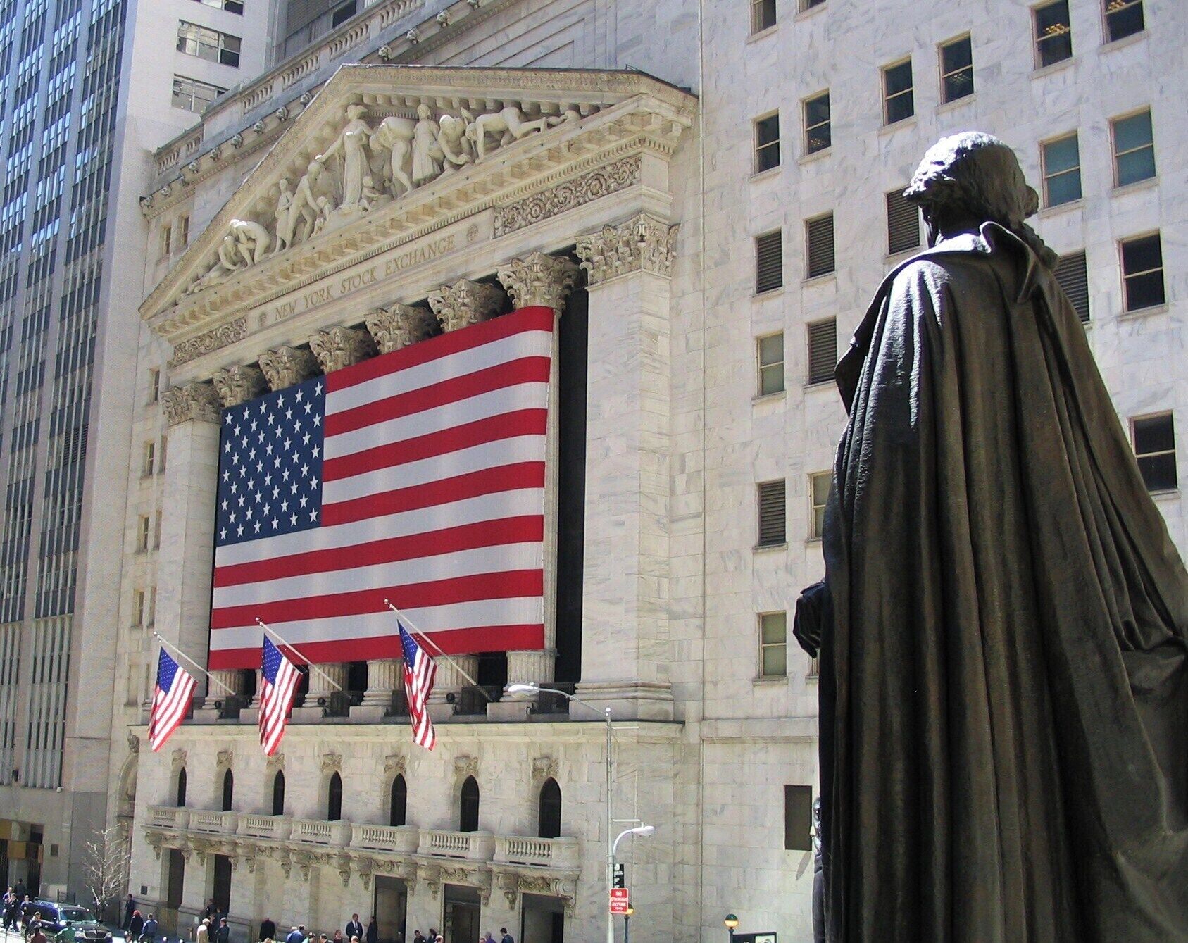 That's one big flag.  Then, it is the US of A, where everything needs to be big. Hey, good luck to them. It is the NYSE, the hub of world finance.  Always wanted to ring the bell.  Maybe one day.  You reading this, good folk at NYSE?

14.4.2005