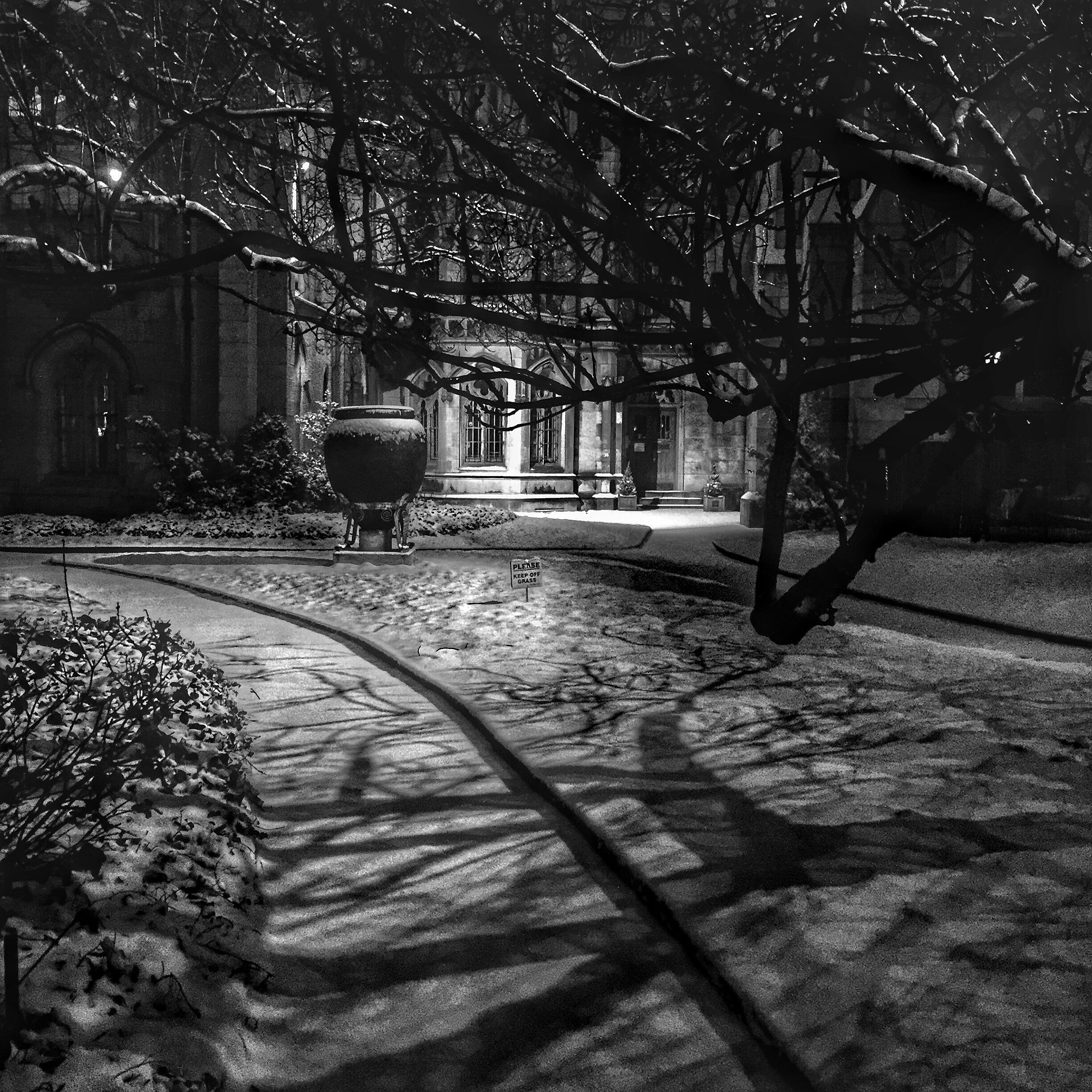 Snowy night in NYC. Going to a farewell party and passed by this church. Haunting and peaceful the same time. #snow #I❤️NY #blackandwhite #landmark #architecture #citylife #cityscapes #nightscapes #iphone6 #manfrottoKYLP. #shadowplay. 