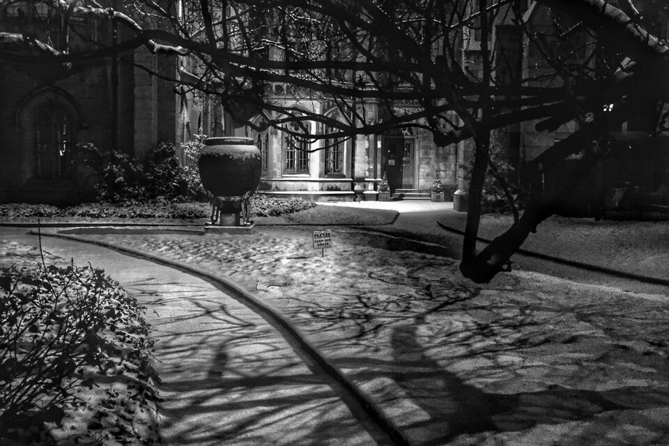 Lumipeitteinen polku johtaa rakennukseen, jonka edessä on suuri urna ja kyltti, jossa lukee: ”Ole hyvä ja älä kävele nurmikolla.”
