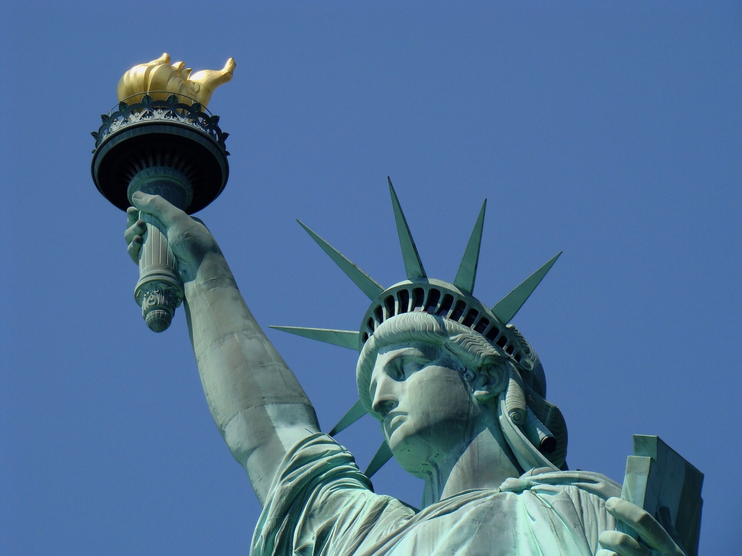 #NewYork #SatueofLiberty #TroveOnTuesday

Presente da França para os Estados Unidos representa a deusa romana Libertas carregando uma tocha e uma tábua com a data da Declaração da Independência dos Estados Unidos. Em estilo neoclássico foi projetada por Bertholdi e construída por Eiffel no final do século XIX.