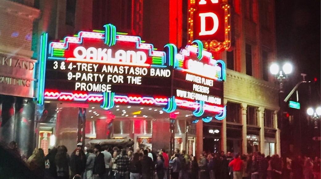 One of the famous landmark theaters in downtown Oakland, California.
#Red