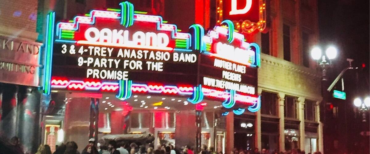 One of the famous landmark theaters in downtown Oakland, California.
#Red