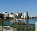 Une vue sur les toits d’une ville, avec des bâtiments modernes et une rivière.